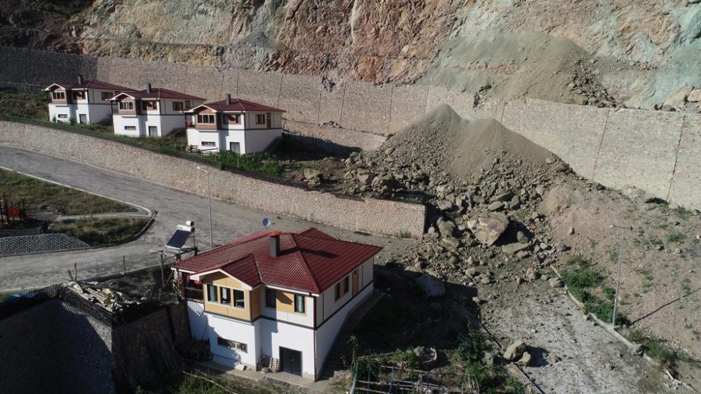Heyelan Riski Süren Kaya Düşmelerinin Yaşandığı Yeniköy’de İncelemede Bulundular