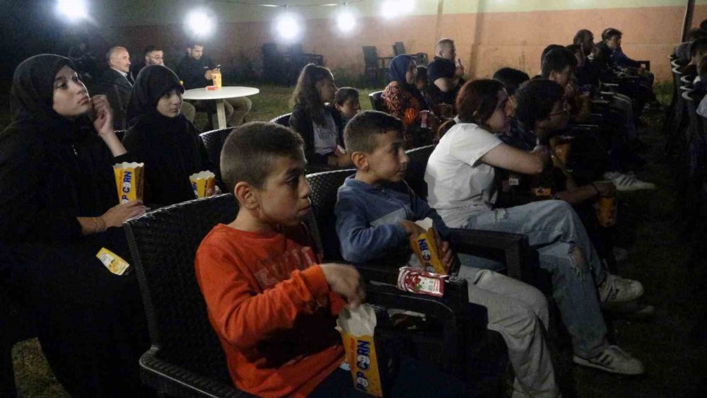 Yaylada sinema , çocuklar sinemada ki gibi film izledi