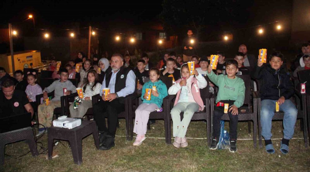 Yaylada sinema , çocuklar sinemada ki gibi film izledi