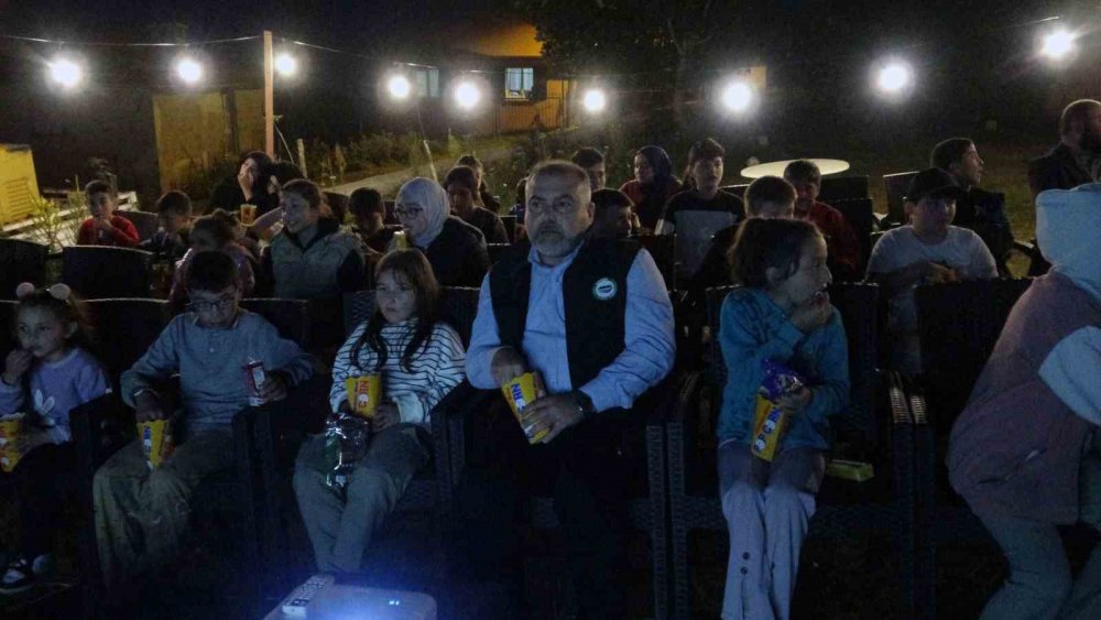 Yaylada sinema , çocuklar sinemada ki gibi film izledi