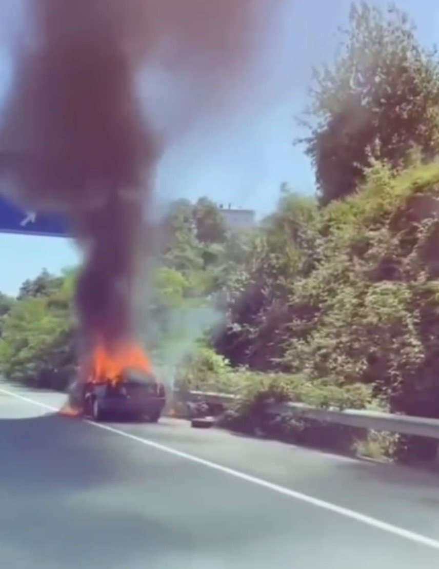 Rize'ye giden araç yolda cayır cayır yandı
