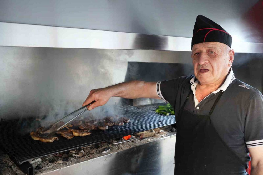 Bolu'da Tünel Kapandı, Bolu Dağı Esnafı Yoğunluktan İşleri Yetiştiremiyor