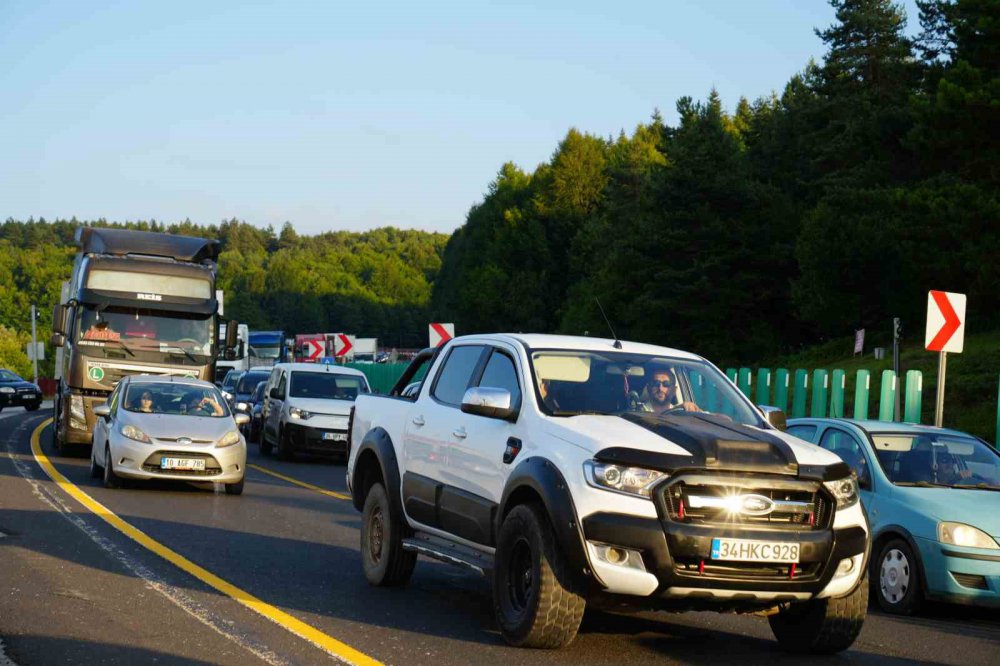 Bolu'da Tünel Kapandı, Bolu Dağı Esnafı Yoğunluktan İşleri Yetiştiremiyor