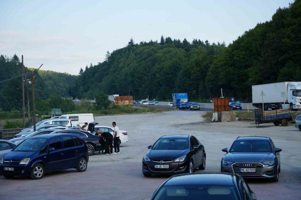 Bolu'da Tünel Kapandı, Bolu Dağı Esnafı Yoğunluktan İşleri Yetiştiremiyor