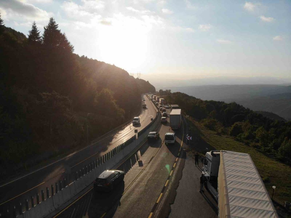 Bolu'da Tünel Kapandı, Bolu Dağı Esnafı Yoğunluktan İşleri Yetiştiremiyor