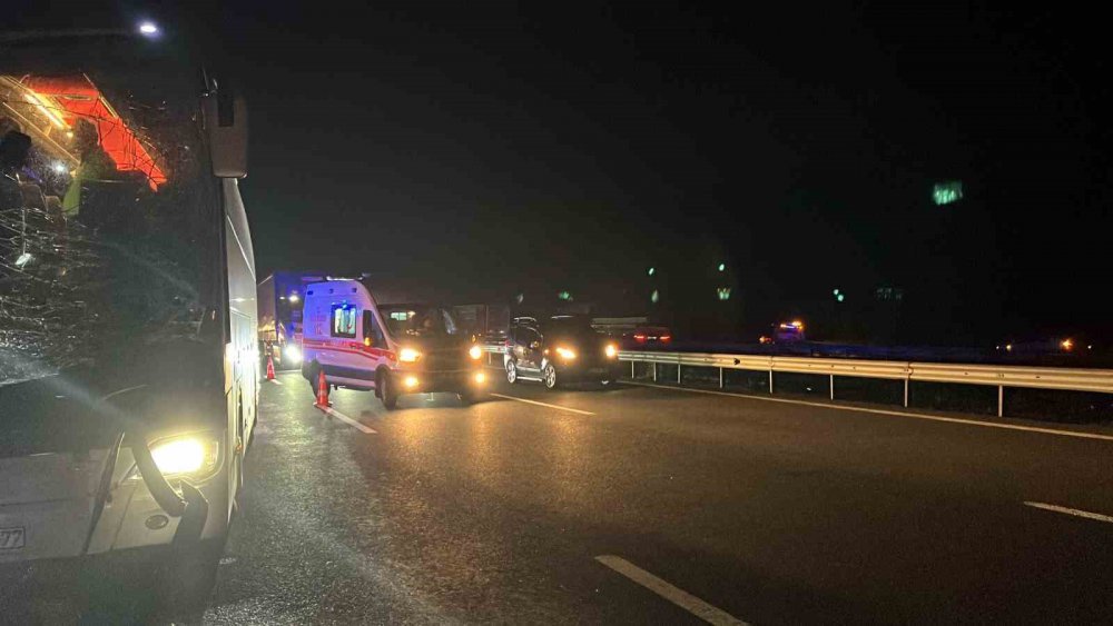 Otobüs Tıra Arkadan Çarptı: 25 Yaralı