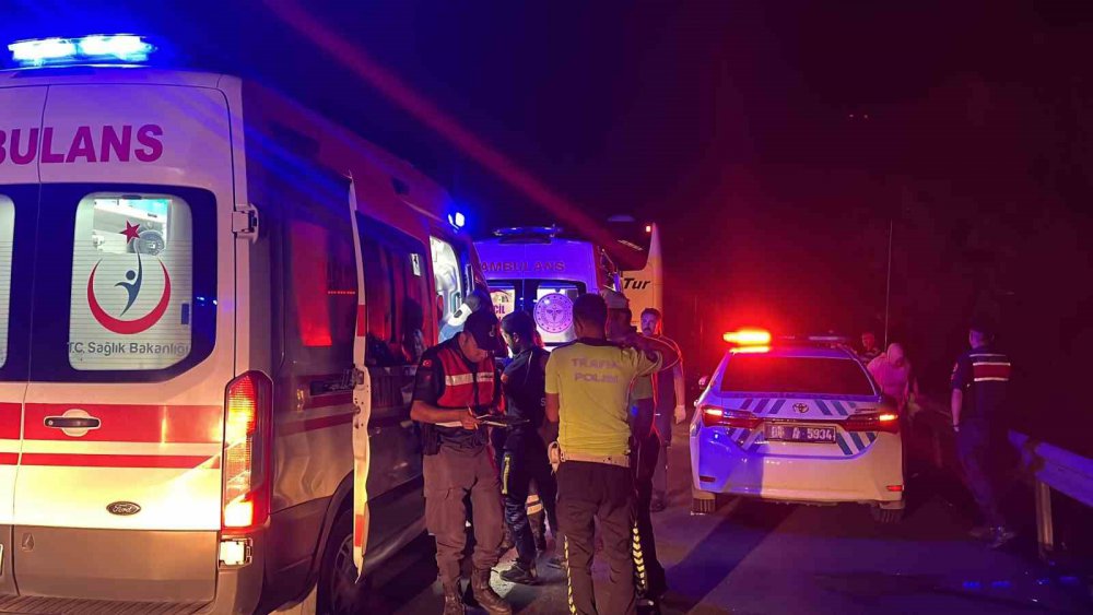 Otobüs Tıra Arkadan Çarptı: 25 Yaralı