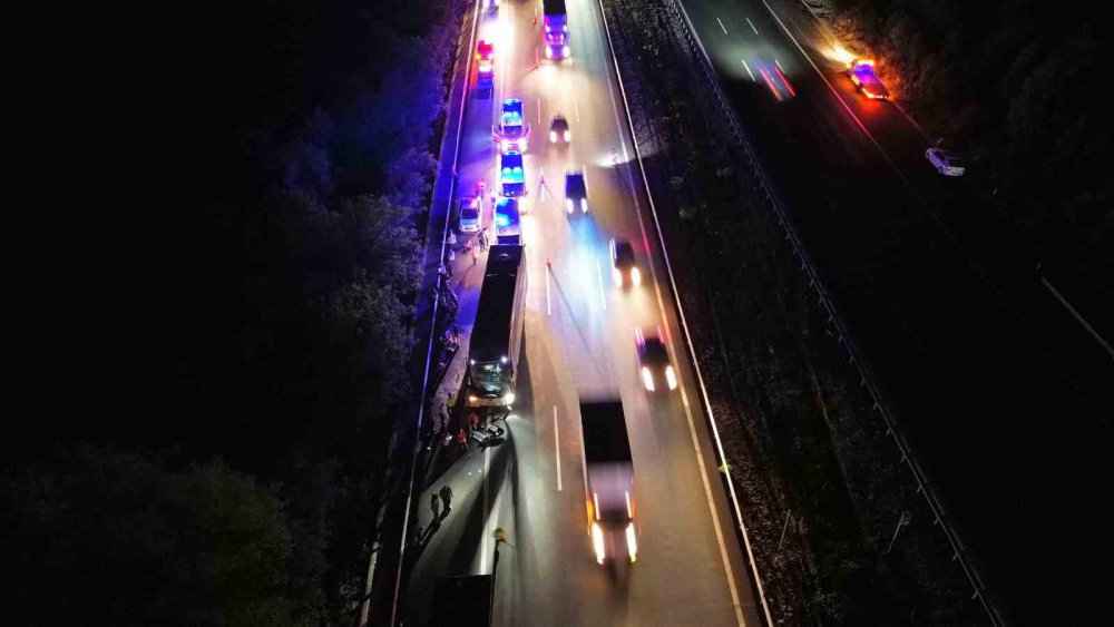 Otobüs Tıra Arkadan Çarptı: 25 Yaralı