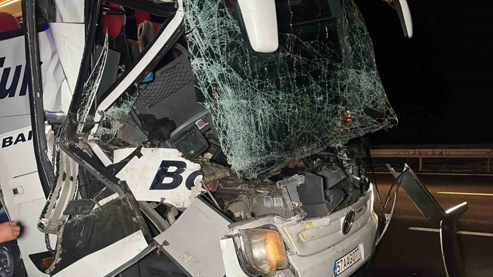 Otobüs Tıra Arkadan Çarptı: 25 Yaralı