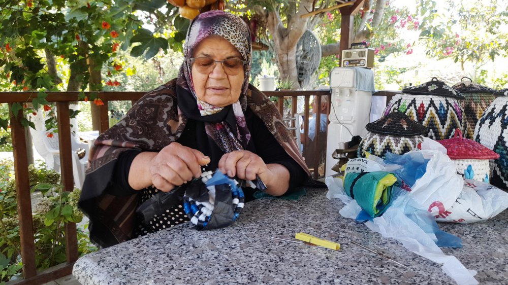 Sinop'ta 76 yaşındaki Ayşe Öztürk , Atık Poşetleri Sepete Dönüştürüyor