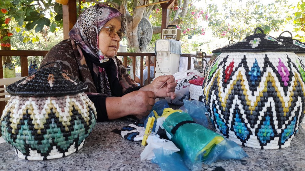 Sinop'ta 76 yaşındaki Ayşe Öztürk , Atık Poşetleri Sepete Dönüştürüyor