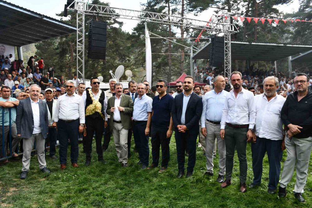 ’18. Kunduz Yağlı Güreşleri’nde Başpehlivan Mustafa Taş Oldu