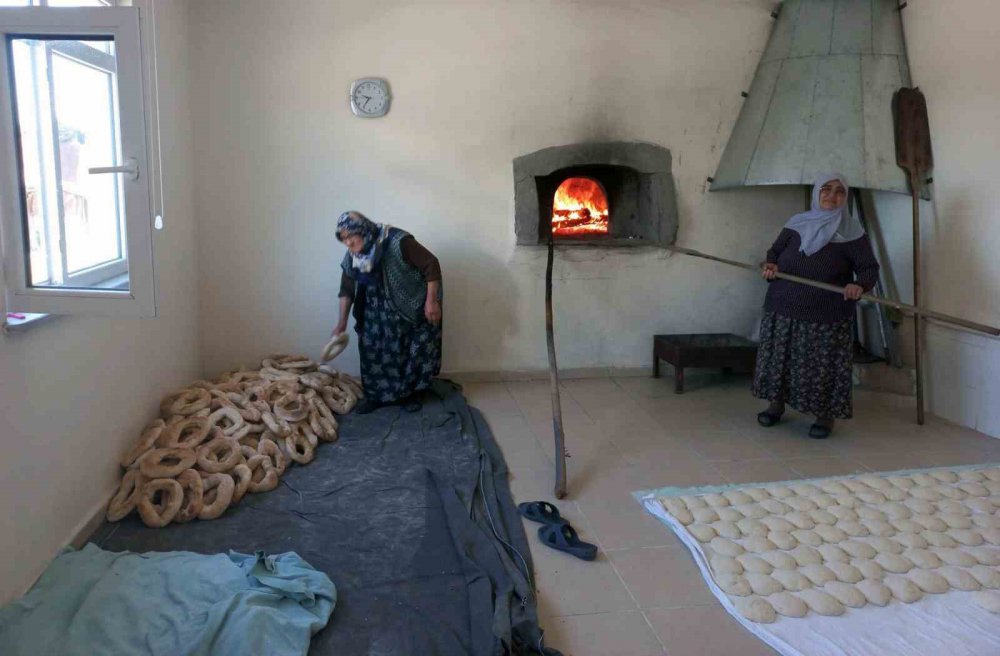 Kadınların İmece Usulü ’golit’ Ekmeği Mesaisi
