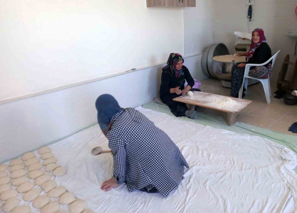 Kadınların İmece Usulü ’golit’ Ekmeği Mesaisi