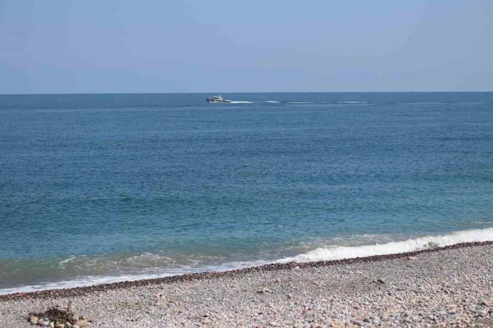 Karadeniz’de Batan Teknedeki 3 Kişiyi Arama Çalışmaları Sürüyor