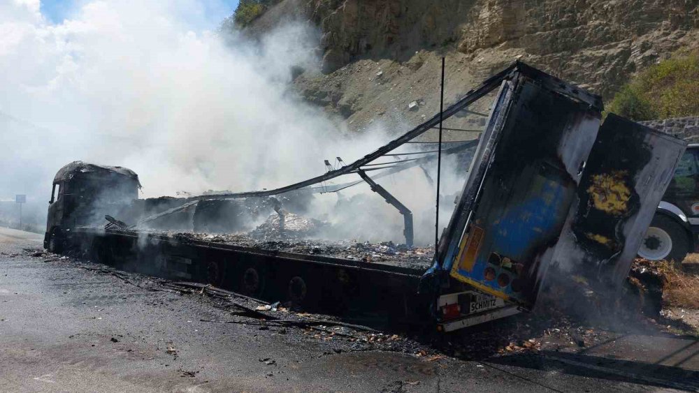 Samsun’da Hurda Kağıt Yüklü Tır Alev Alev Yandı