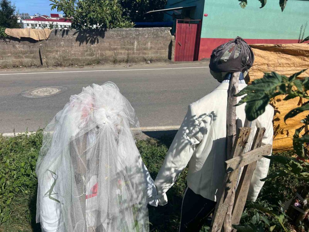 Trabzon ortahisar ilçesinde bir galip korkuluk , herkes resim çektiriyor