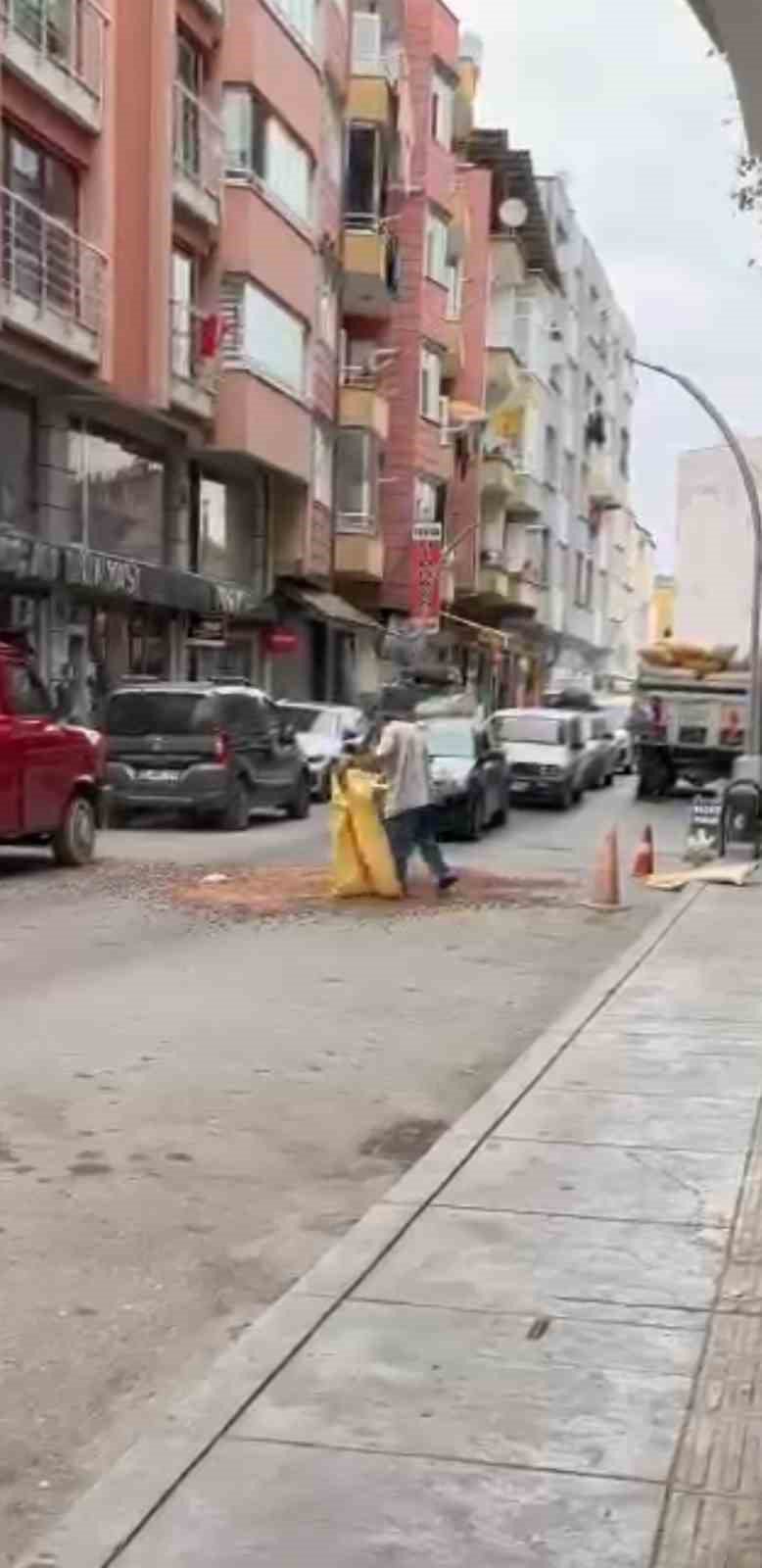 Fındığı alınmayınca kızan üretici fındığı sokağa döktü