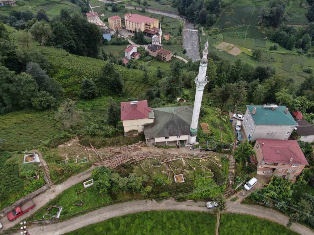 Hayrat'ta 800 Yıllık Camiyi Kurtarmak İçin Çevresindeki Ağaçları Kestiler