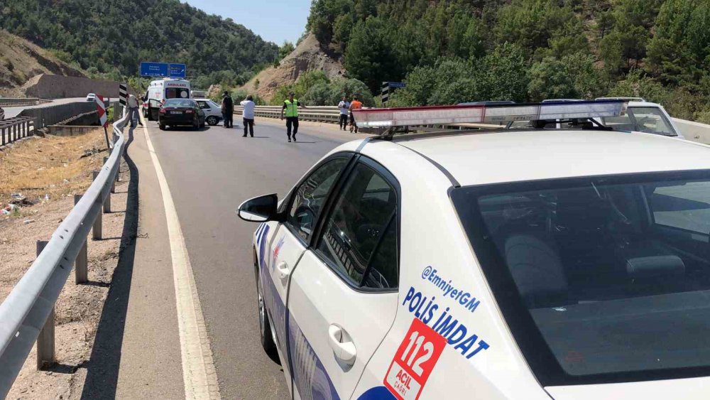 Amasya’da 2 Otomobil Çarpıştı: 1’i Çocuk 3 Yaralı