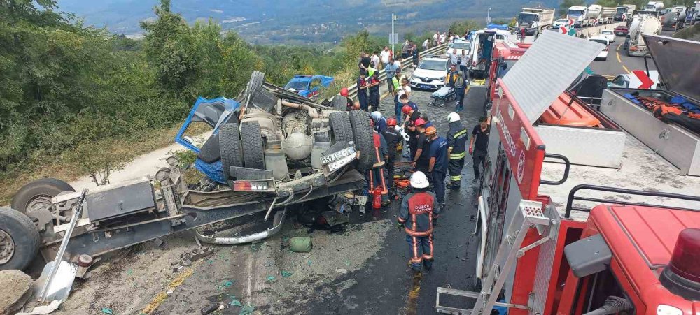 Bolu Dağı Geçişi’nde Feci Kaza: Tır Otomobili Sürükleyerek Devrildi, 2 Ölü 2 Yaralı