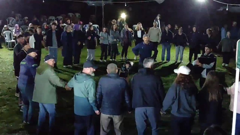 Rize'deki şenlik tam şenlik , uzun eşek , açık ateşte mısır pişirme gibi yarışlarla sıradığı bir şenlik oldu