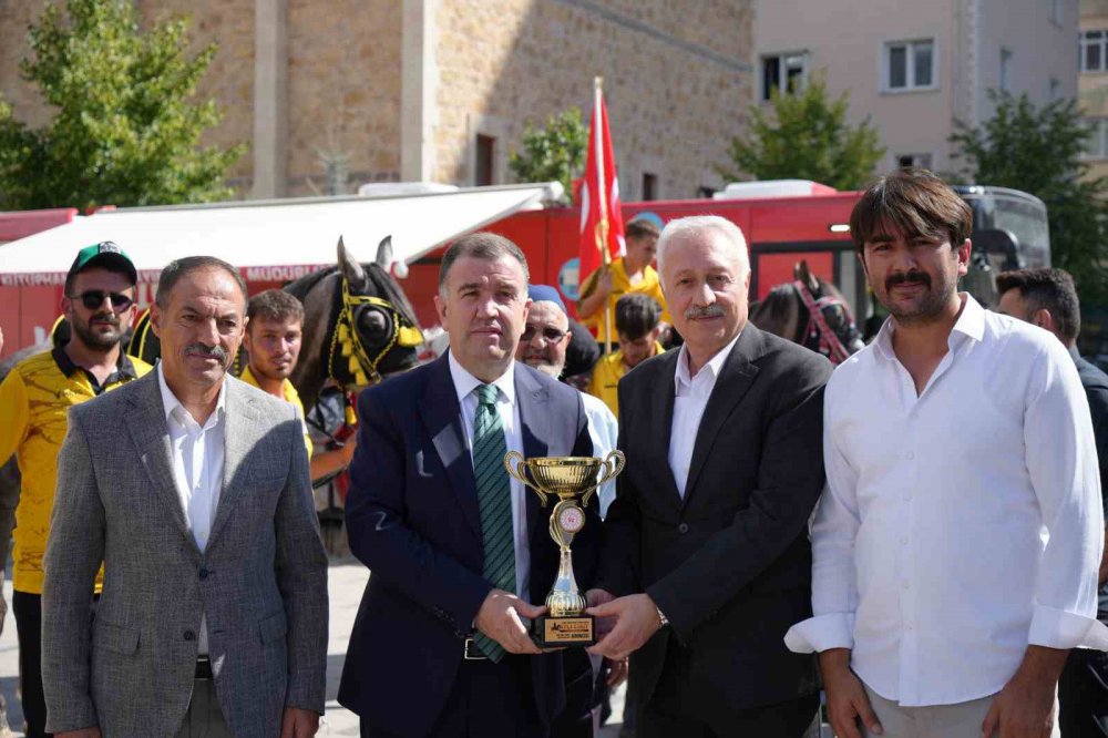 Bayburt’ta Davul Zurnalı Barlı Halaylı Cirit Şampiyonluk Kutlaması Renkli Görüntülere Sahne Oldu