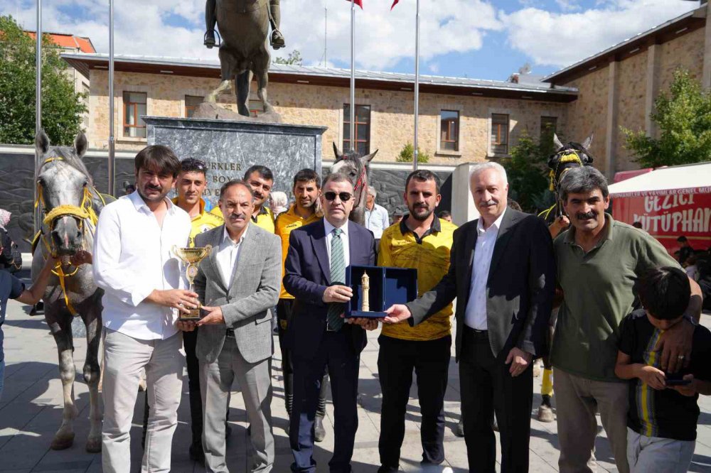 Bayburt’ta Davul Zurnalı Barlı Halaylı Cirit Şampiyonluk Kutlaması Renkli Görüntülere Sahne Oldu