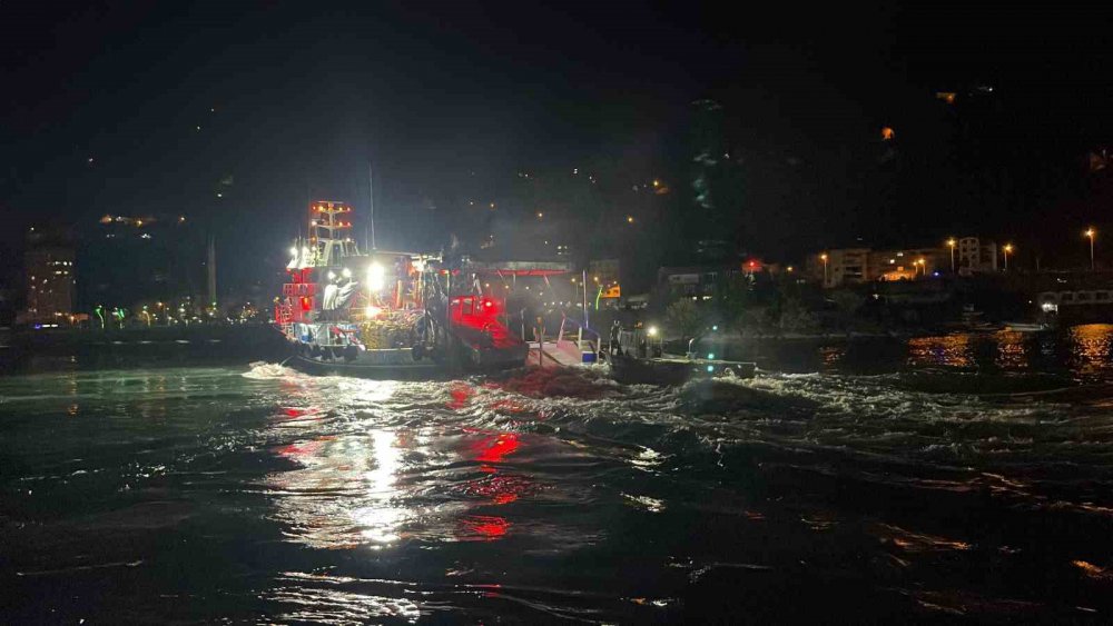 Rize’de Balıkçılar Meşale ve havai fişeklerle denize açıldı