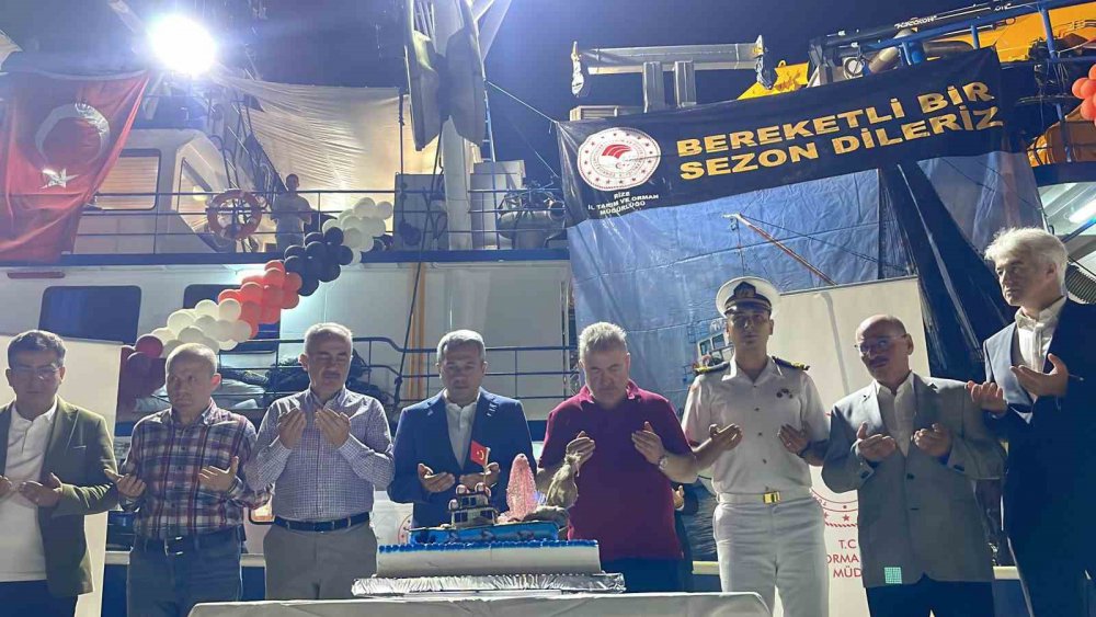 Rize’de Balıkçılar Meşale ve havai fişeklerle denize açıldı