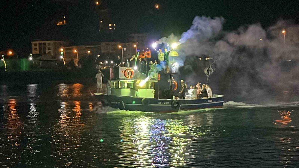 Rize’de Balıkçılar Meşale ve havai fişeklerle denize açıldı
