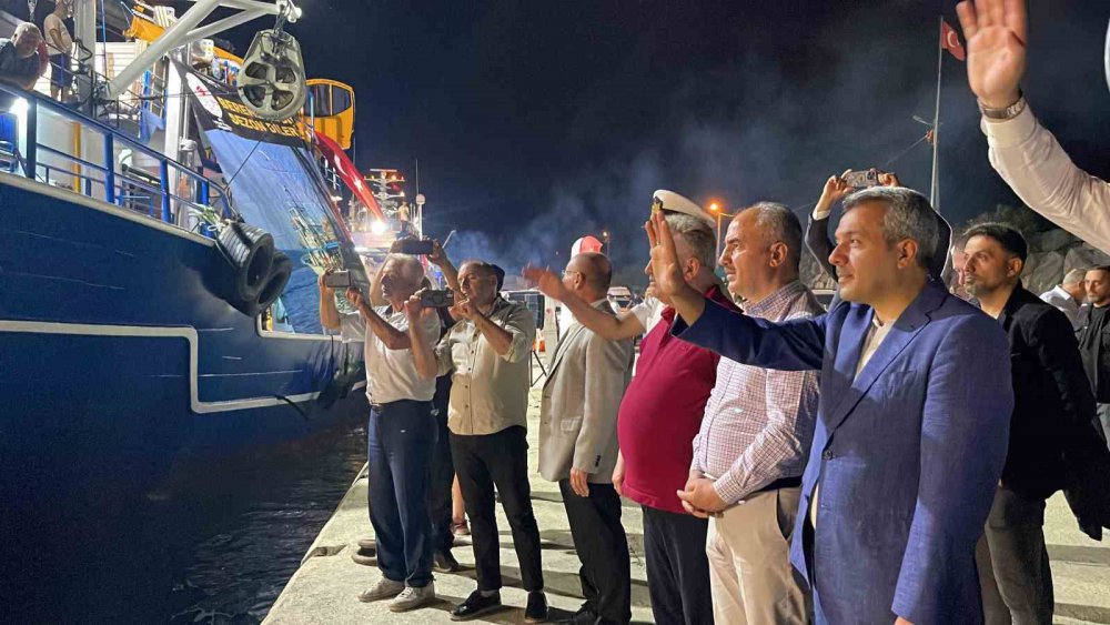 Rize’de Balıkçılar Meşale ve havai fişeklerle denize açıldı