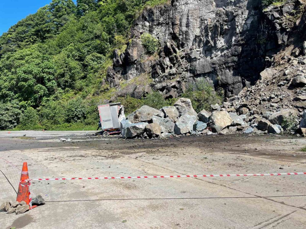 Artvin Hopa'da heyelan korkuttu