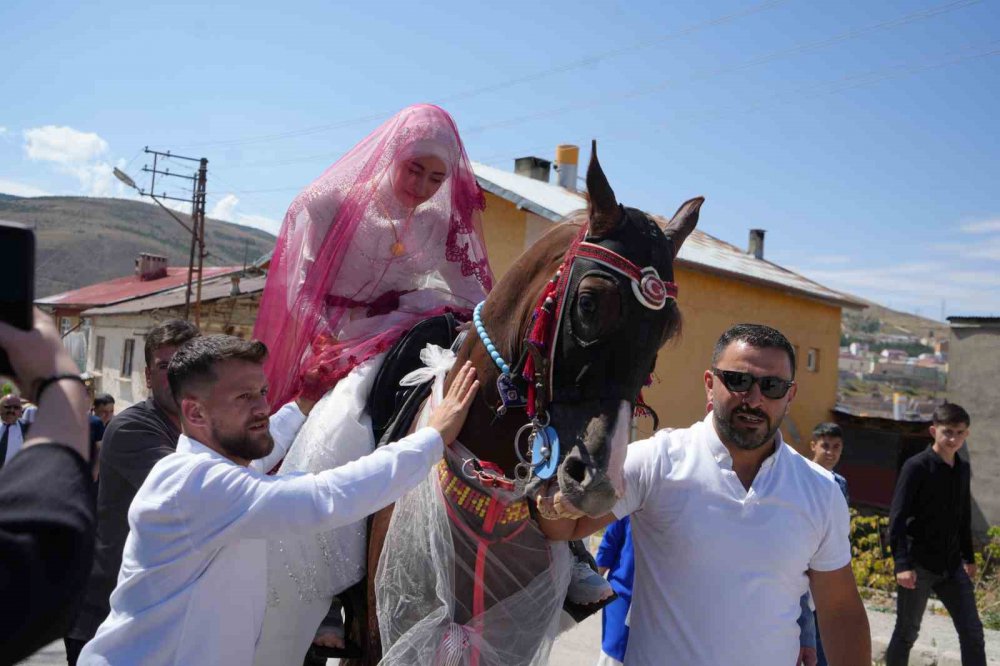 Bayburt’ta Yapılan Bir Düğünde "gelin Ata Binmiş Ya Nasip Demiş" Atasözü Gerçek Oldu