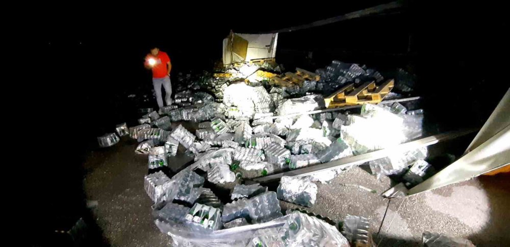 Bolu’da Maden Suyu Yüklü Tır Devrildi, Yol Trafiğe Kapandı