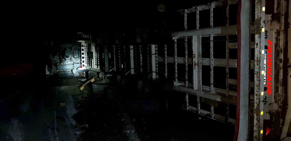 Bolu’da Maden Suyu Yüklü Tır Devrildi, Yol Trafiğe Kapandı
