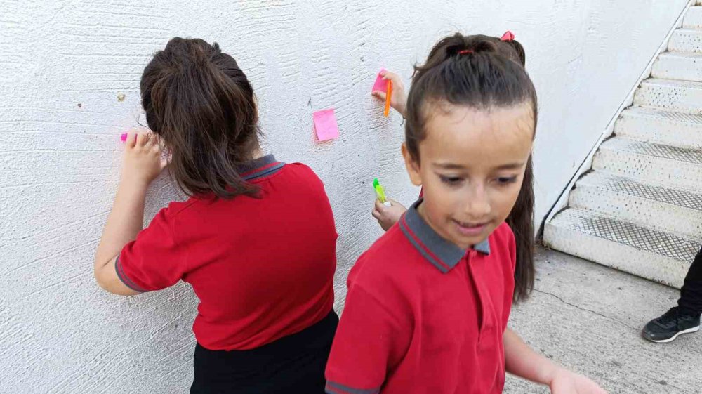 Amasya’da Öğretmenleri Değişen Öğrenciler Ve Velilerinden Okul Bahçesinde Protesto