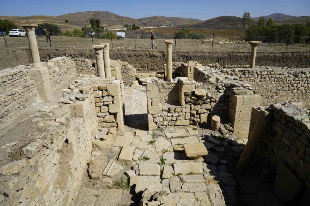 Dünyaca Ünlü Arkeologlar Satala Antik Kenti’ndeki Kazıları Yerinde İnceledi