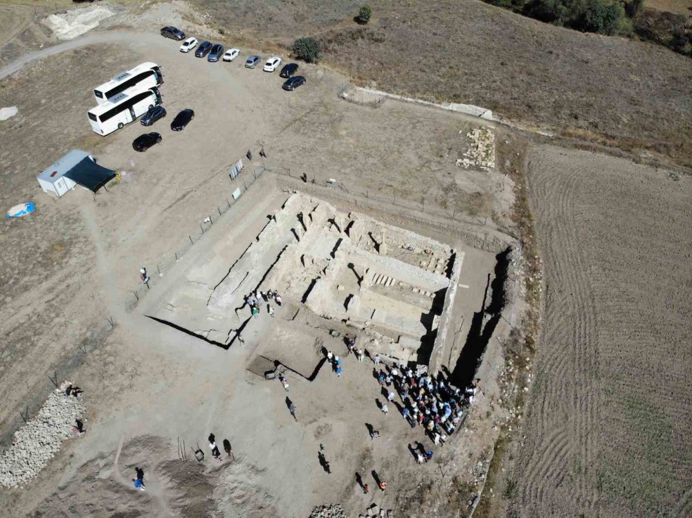Dünyaca Ünlü Arkeologlar Satala Antik Kenti’ndeki Kazıları Yerinde İnceledi