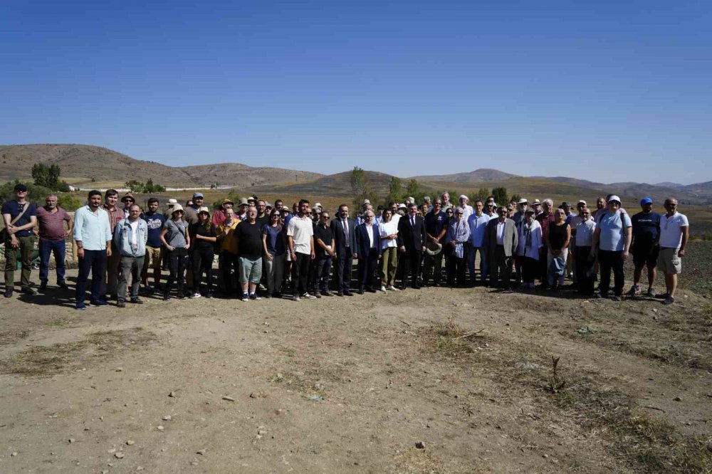 Dünyaca Ünlü Arkeologlar Satala Antik Kenti’ndeki Kazıları Yerinde İnceledi