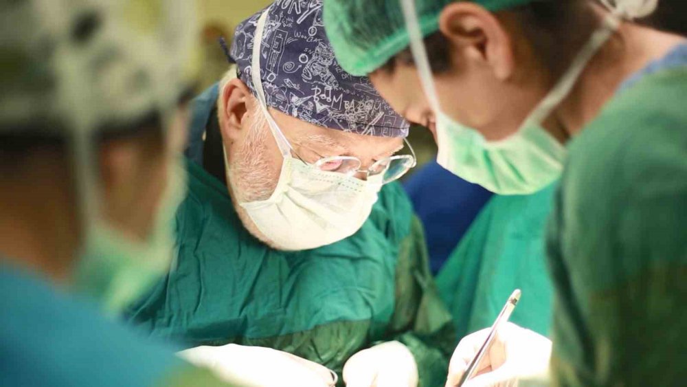 Hamile Kadının Karnından 2,2 Kiloluk Kitle Çıkarıldı, Cenin Ve Anne Kurtuldu