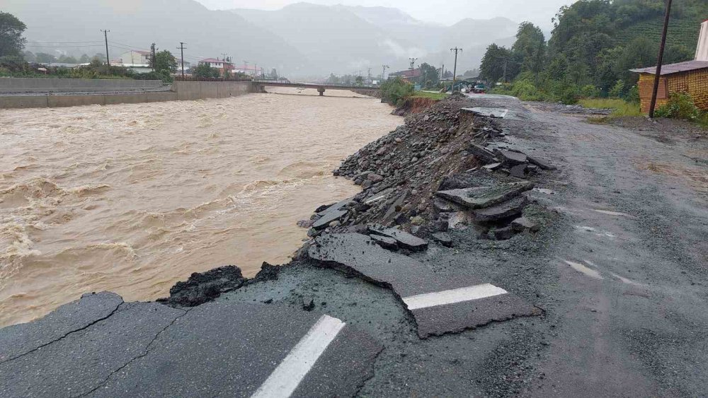 Artvin'de selin bilonçosu 32 köy yolu kapandı