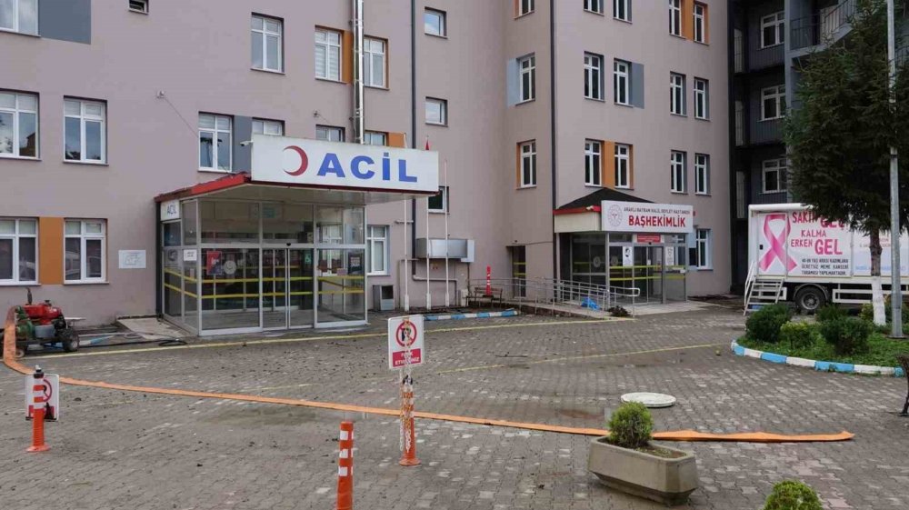 Araklı'da Sel Suları Çekildi, İlçe Çamur Deryasına Döndü