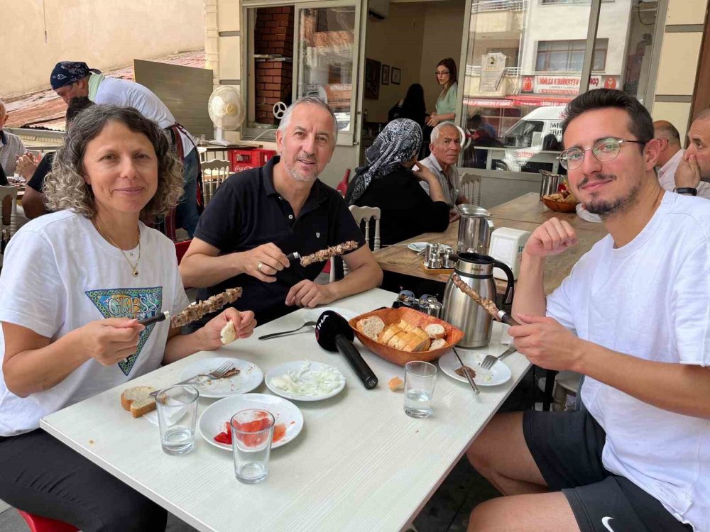 Dedenin Cağ Kebabını Son Kez Yemek İçin Geldiler