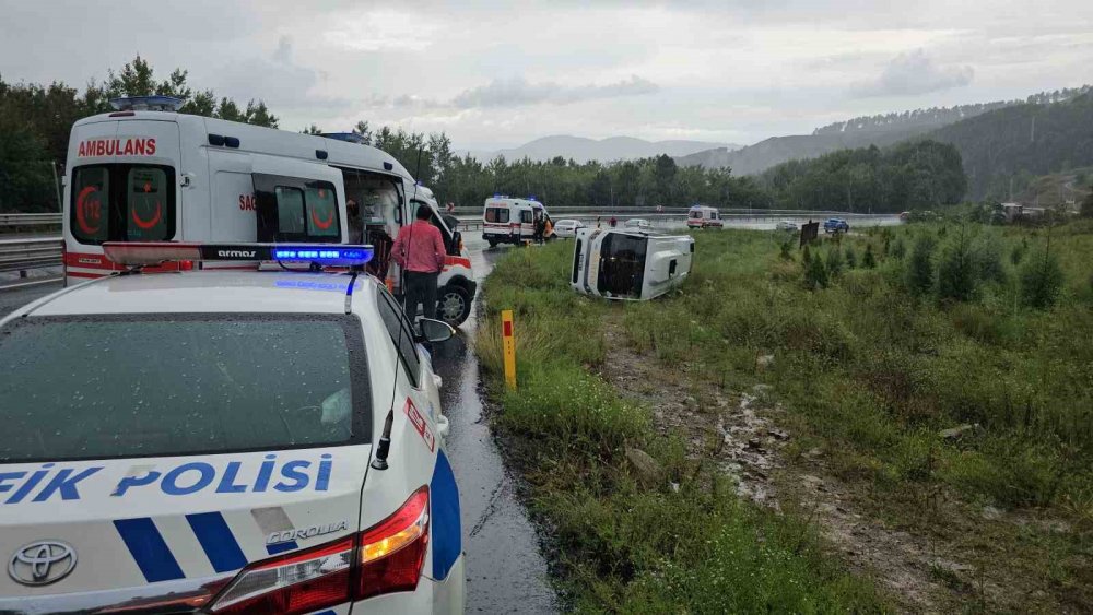 Zonguldak’ta Yolcu Midibüsü Devrildi: 9 Yaralı