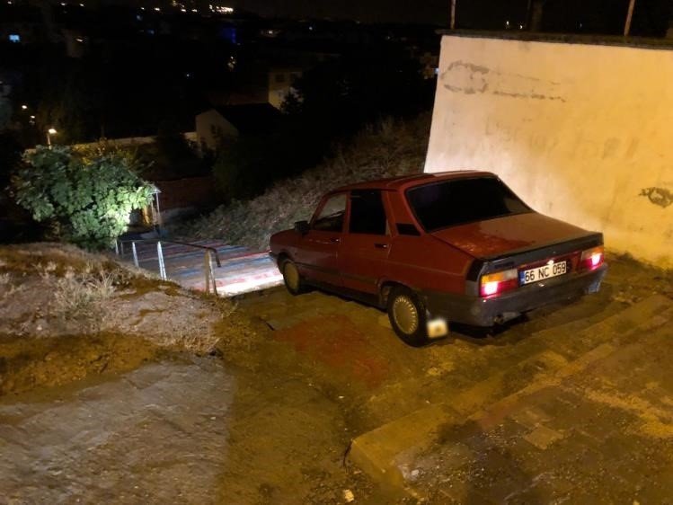 Amasya’da Trafiğe Kapalı Alana Giren Alkollü Sürücünün Otomobili Merdivende Asılı Kaldı