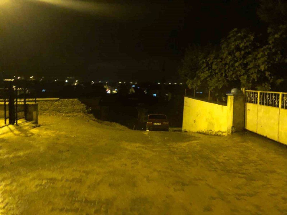 Amasya’da Trafiğe Kapalı Alana Giren Alkollü Sürücünün Otomobili Merdivende Asılı Kaldı