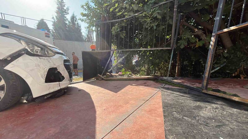 Otomobil Evin Bahçesine Daldı: Anneanne Ve 2 Torunu Yaralandı