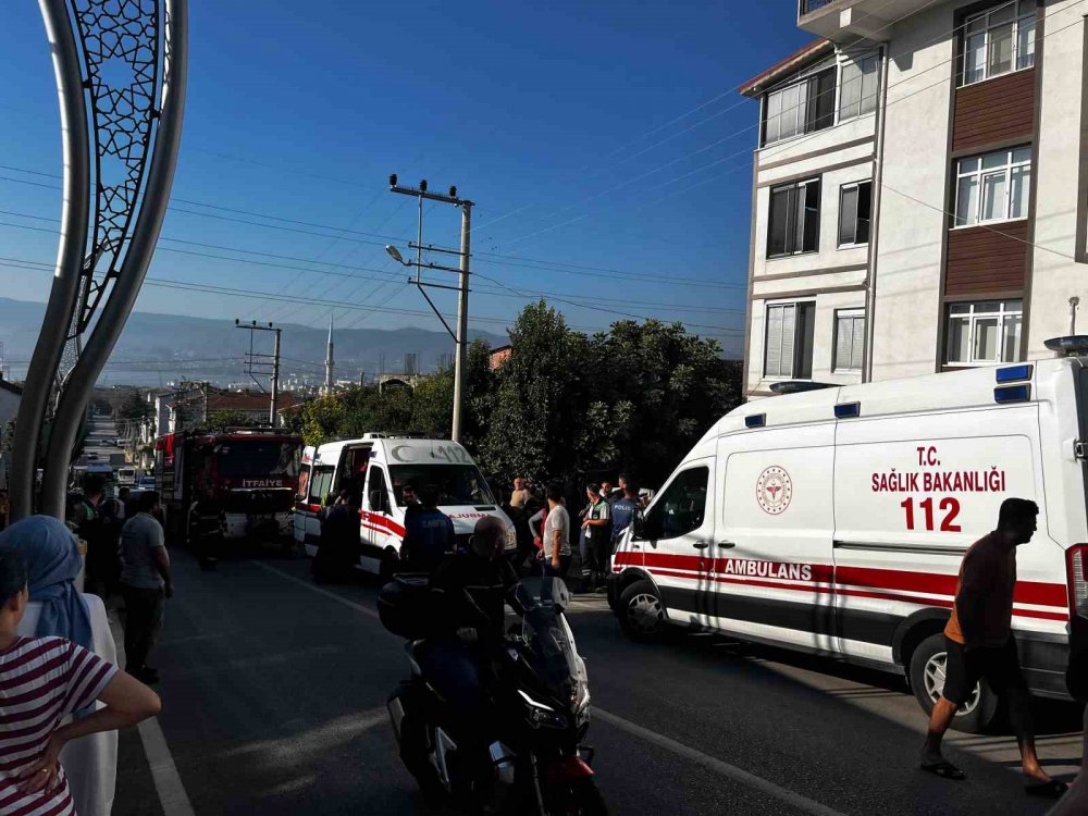 Otomobil Evin Bahçesine Daldı: Anneanne Ve 2 Torunu Yaralandı