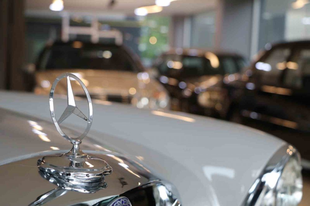 Rizeli genç kendinden 40 yaş büyük arabaya gözü gibi bakıyor